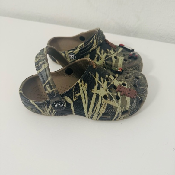 CROCS Kids Size C13 Olive Camo Clogs with Different Jibbitz Charms Casual - Picture 5 of 7